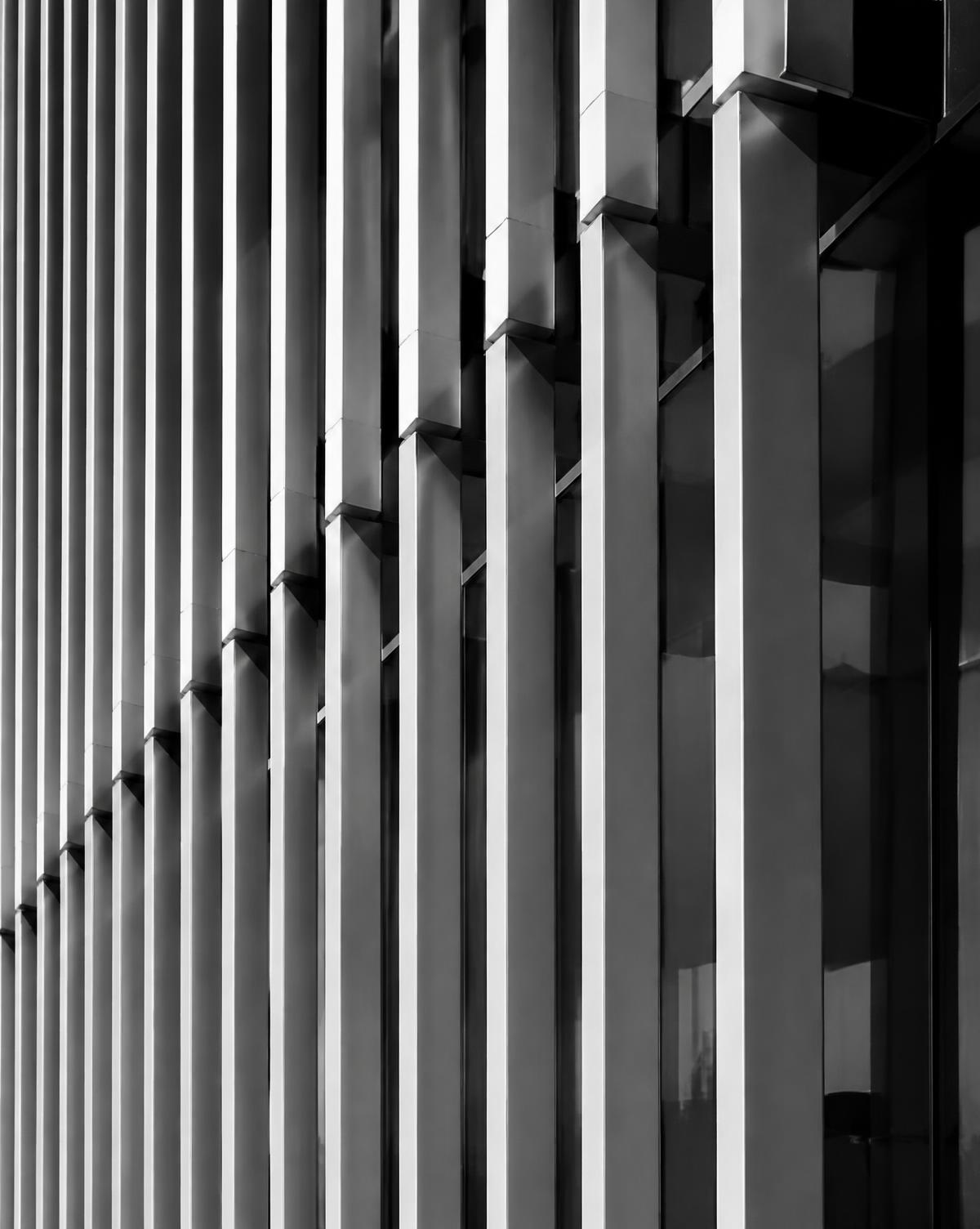 Fassadendetail mit vertikalen Lamellen